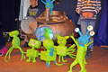 grüne Figuren aus Pappmaché