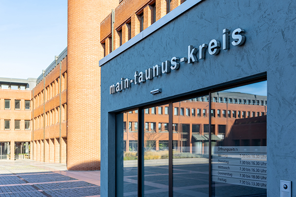Das Landratsamt des Main-Taunus-Kreises von außen