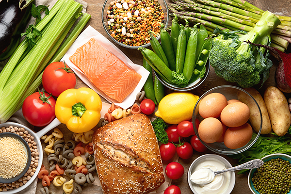 Verschiedenes frisches Obst, Gemüse, Lachs, Getreide, Eier und Kartoffeln